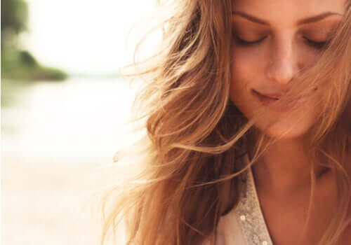 Mulher feliz e plena