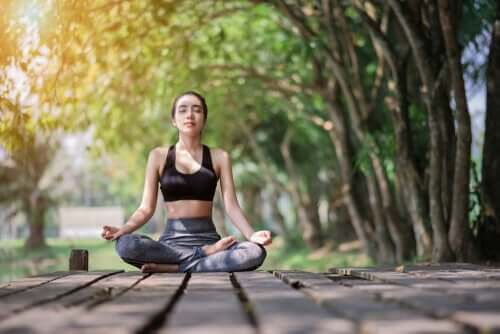 Mulher meditando ao ar livre
