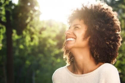 Mulher feliz sorrindo