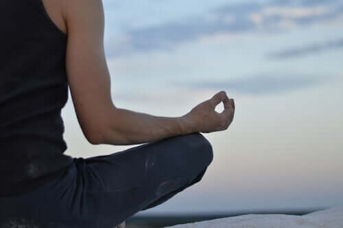 Pessoa meditando