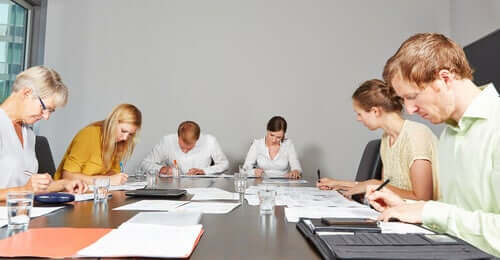 Pessoas fazendo prova em empresa