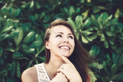 Mulher sorrindo feliz