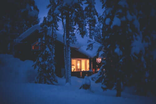 Casa coberta de neve no inverno