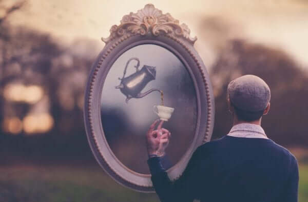 Homem tomando chá diante de espelho