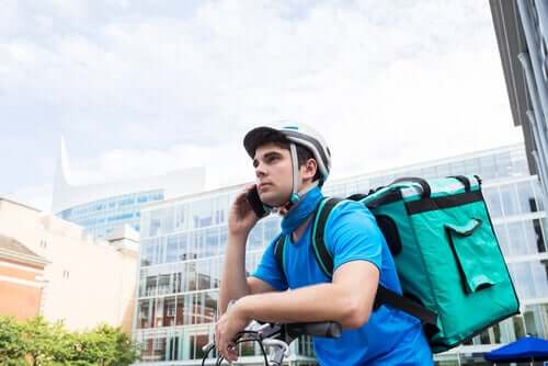 Homem fazendo entrega