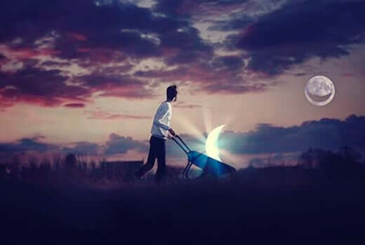 Homem carregando a lua em carrinho de mão