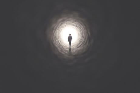Homem caminhando em túnel