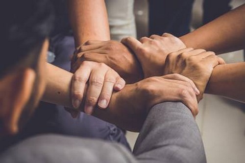 Círculos de homens: benefícios de uma prática cada vez mais comum