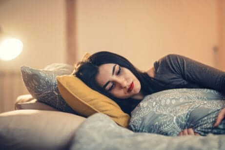 Menina deitada pensando na vida