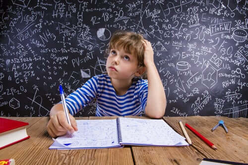 Menino tentando estudar matemática