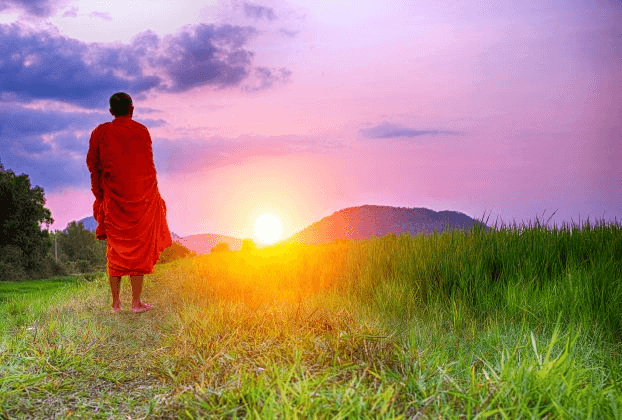 Monge budista no nascer do sol