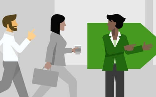 Mulher orientando trabalhadores