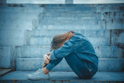 Mulher enfrentando comportamento suicida