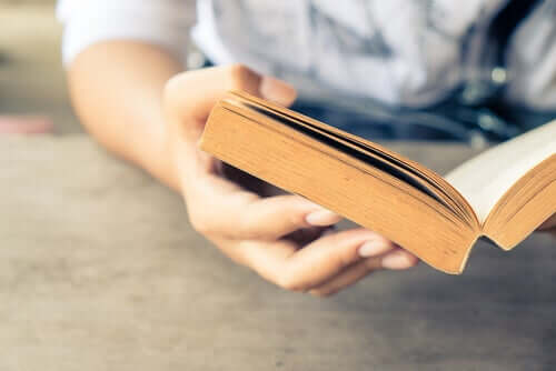 Pessoa lendo um livro