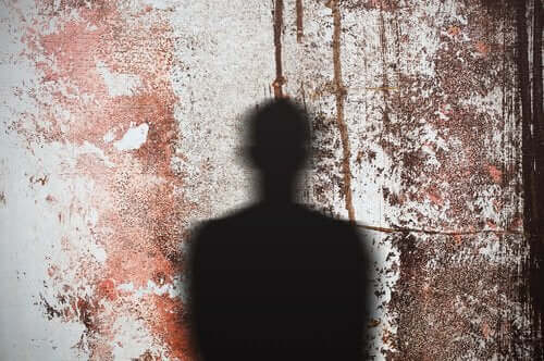 Sombra humana na parede
