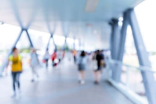 Pessoas andando por passarela