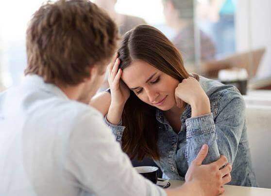 Casal tendo uma discussão