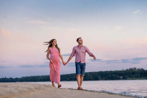 Casal caminhando pela praia
