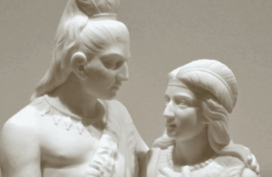 Escultura de casal indígena