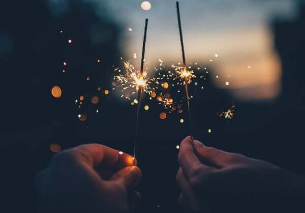 Velas com fogos coloridos