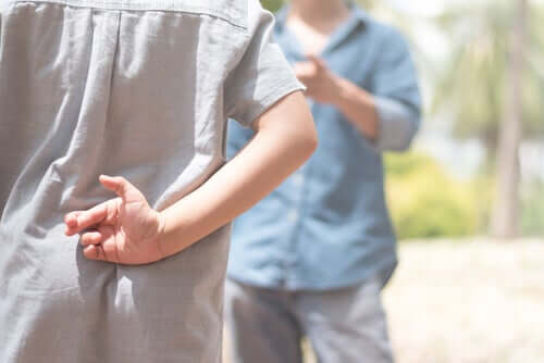 Homem contando mentira e cruzando os dedos