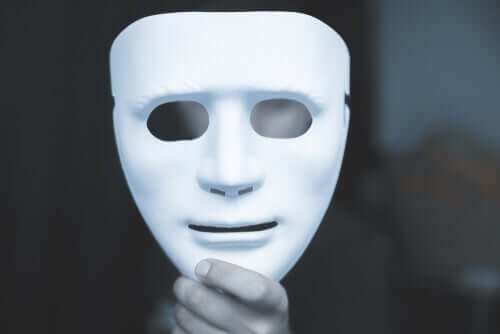 Abusador segurando máscara
