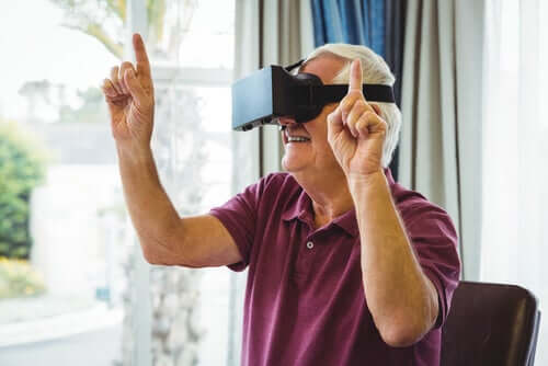 Idoso brincando com realidade virtual