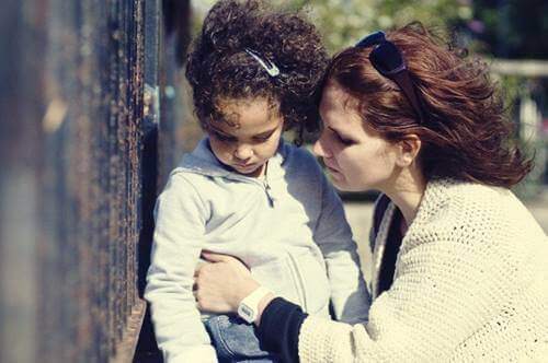 Mãe pedindo desculpas para a filha