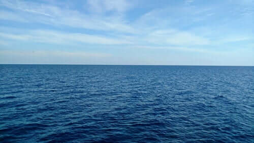 Mar aberto e céu azul