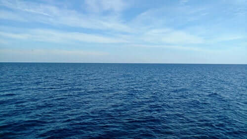 Mar aberto e céu azul
