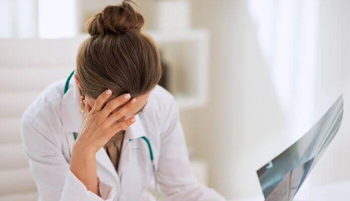 Médica exausta