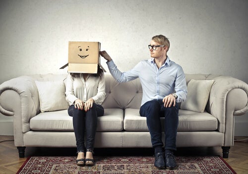 Mulher se escondendo por sua timidez