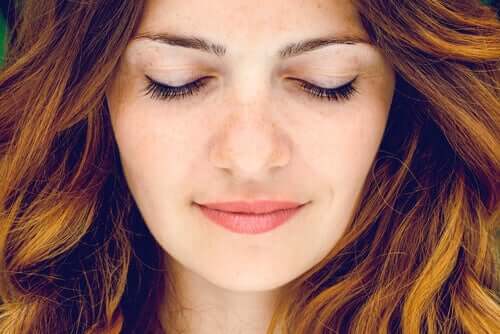Mulher de olhos fechados