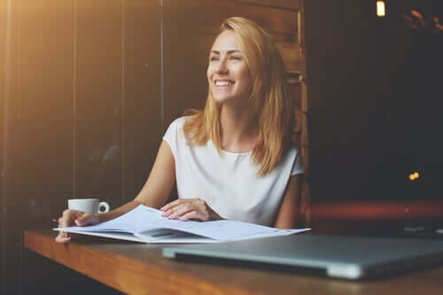 Mulher feliz no trabalho