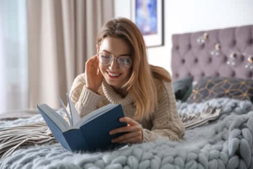 Mulher lendo livro em sua casa