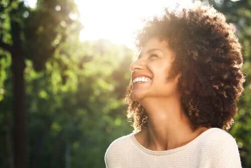 Mulher sorrindo feliz