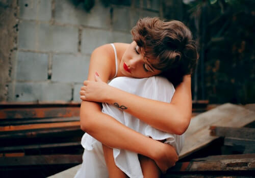 Mulher sofrendo de tristeza