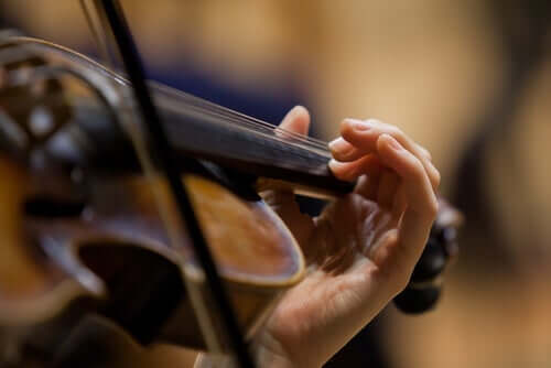 Pessoa tocando violino