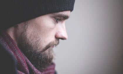 Homem triste por causa de decepção