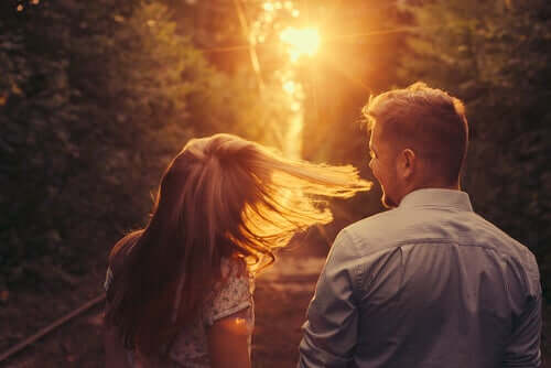 Casal passeando ao entardecer