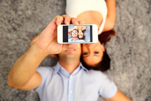 Casal tirando selfie