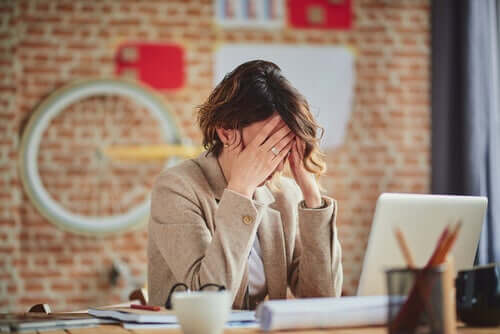 Mulher estressada no trabalho