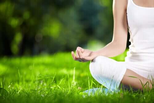 Mulher meditando ao ar livre