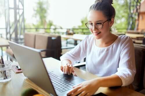 Mulher usando o computador no trabalho