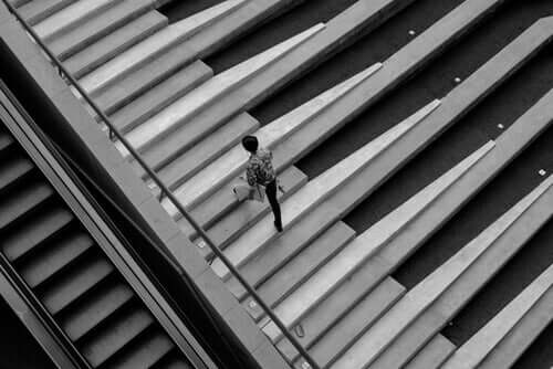 Pessoa subindo escadas sozinha