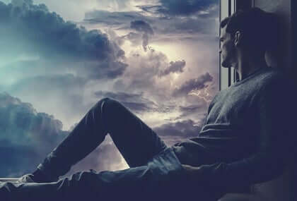 Homem observando tempestade