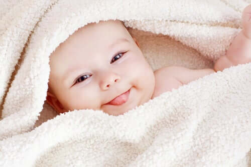Bebê sorrindo com a língua para fora