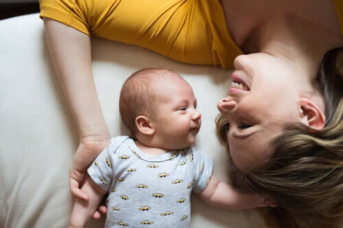 Bebê olhando para a sua mãe