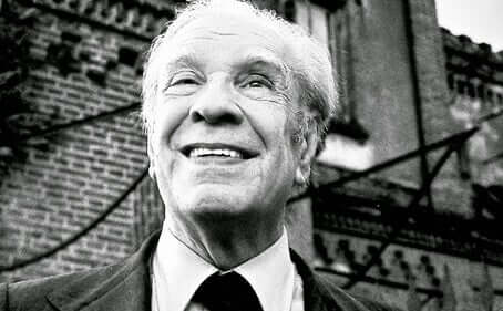 Jorge Luis Borges sorrindo