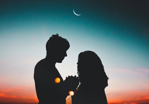 Casal ao anoitecer